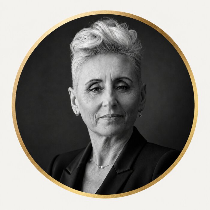 Retrato en blanco y negro de Nuria Gallego, creadora de NuriArte
